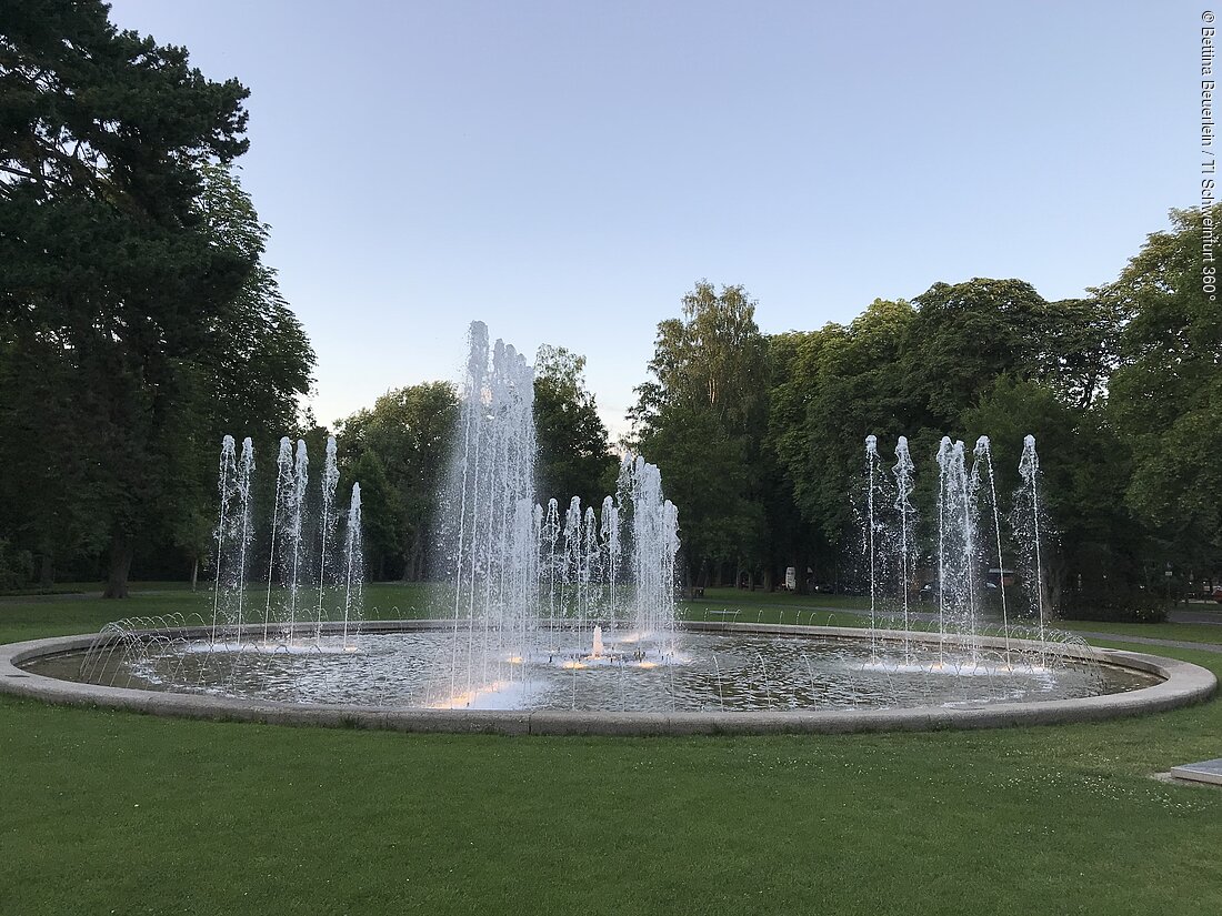 Wasserspiel in den Wehranlagen (Schweinfurt, Fränkisches Weinland)