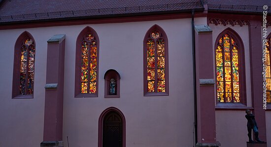 Lüpertz-Glasfenster an der Kirche St. Elisabeth