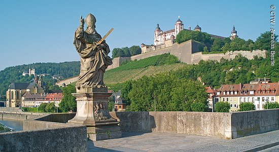 Mainbrücke und Festung Marienberg (Würzburg, Fränkische Weinland)