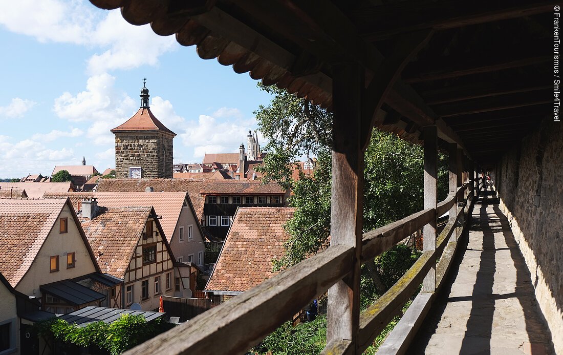 Auf der begehbaren Stadtmauer (Rothenburg ob der Tauber, Romantisches Franken)